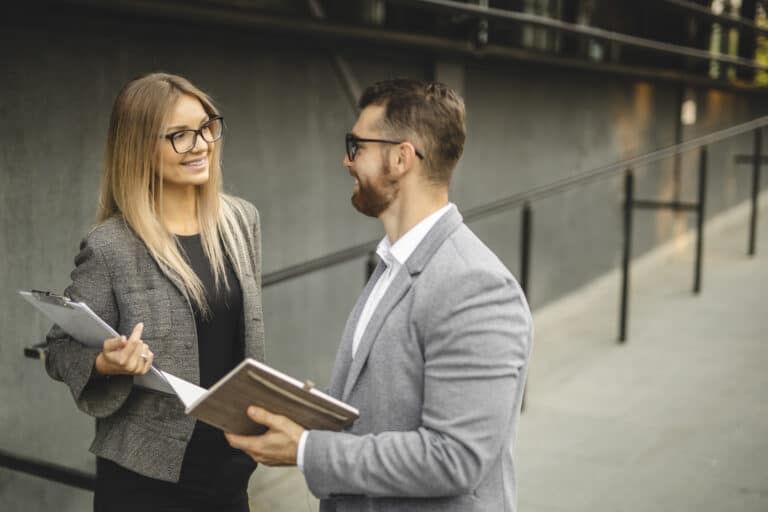 forhandleravtale - to personer snakker sammen