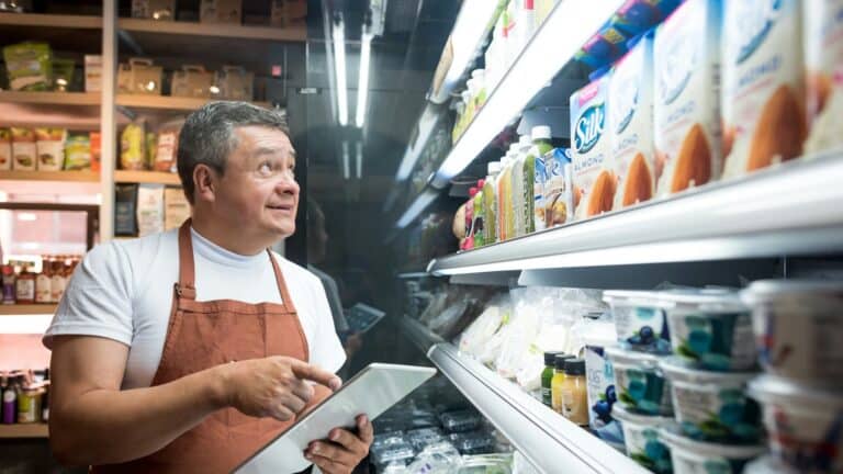 franchiseavtaler - mann står og ser på varer