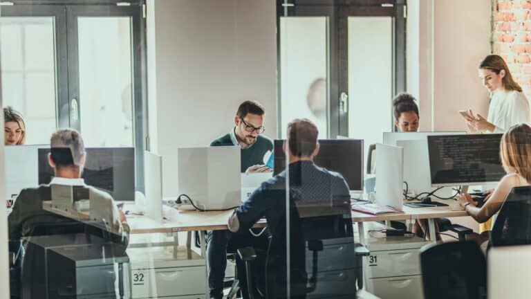 lisensavtaler - mennesker i et kontorlandskap