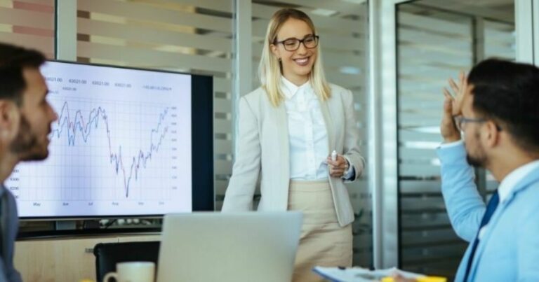 parallellimport - folk i et møte