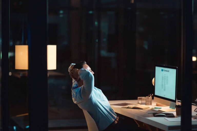 reklame for kosmetiske inngrep - mann sitter foran pcen