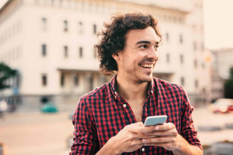 tilleggsfordeler på kjøp - man skriver på telefonen