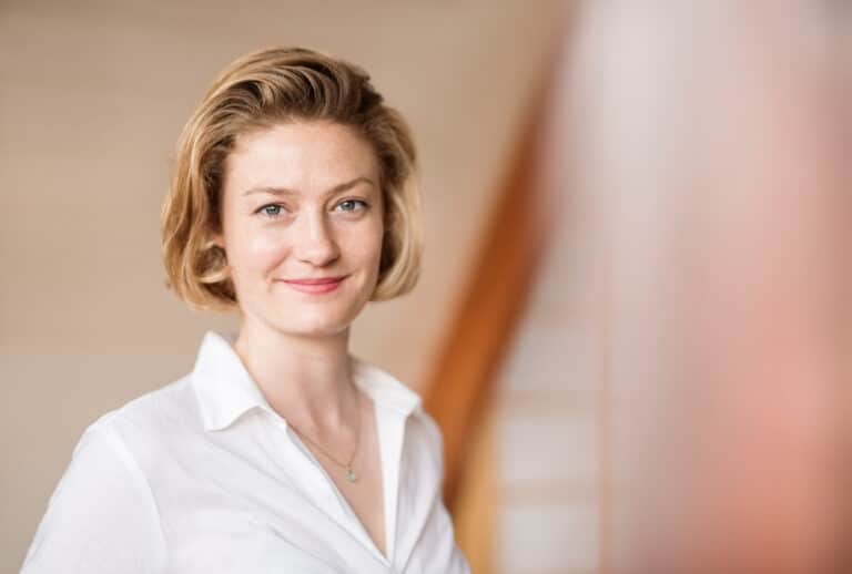 advokat pasientskade -kvinne ser mot kamera