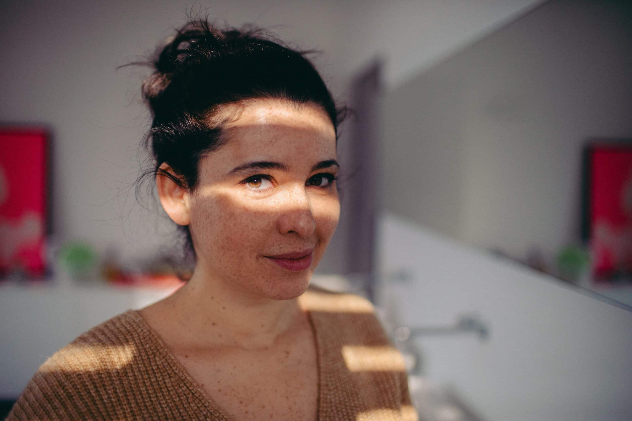 arbeidsgiveransvar - dame får sol i ansiktet gjennom persienner