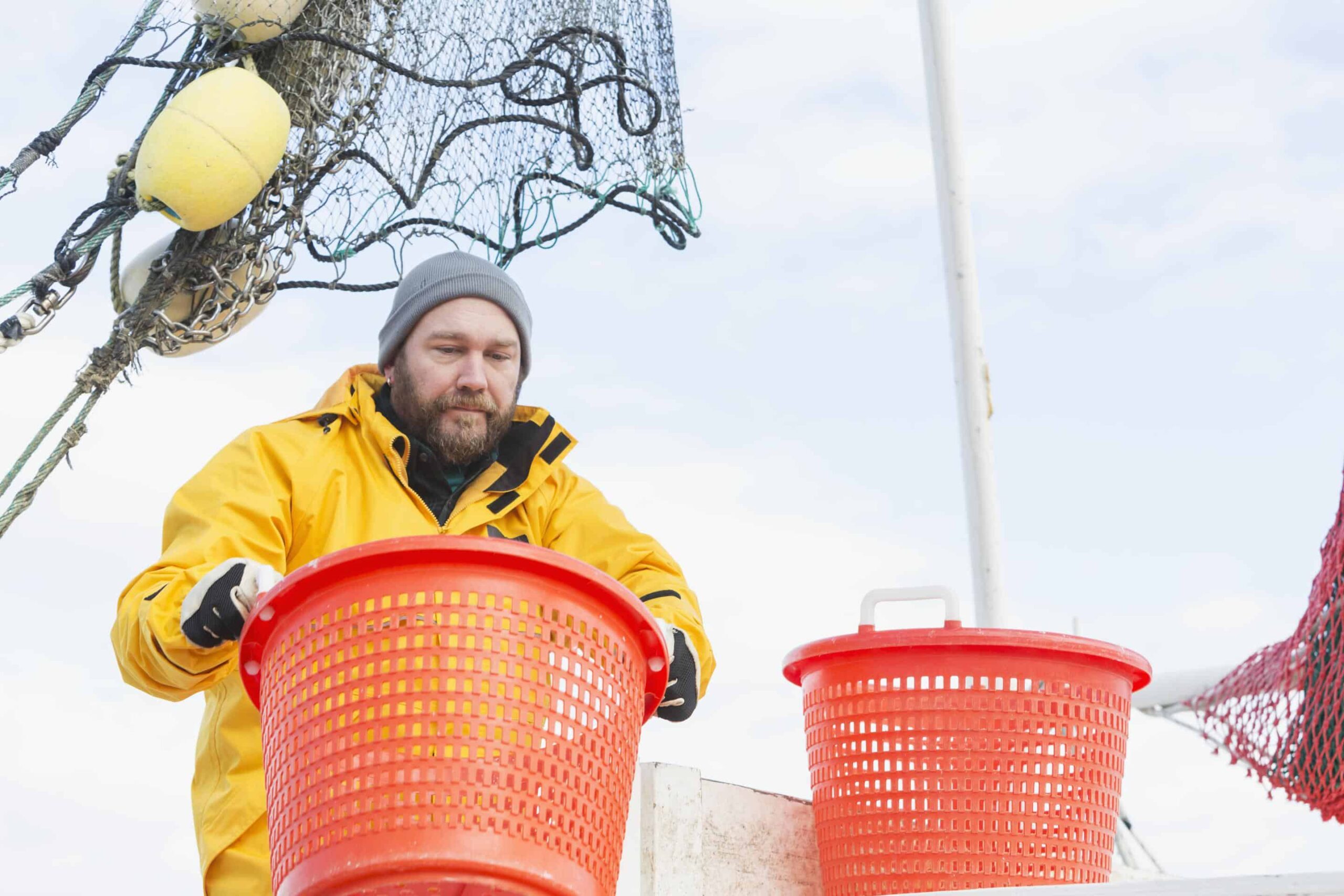 arbeidsulykke - fisker som bærer kurver