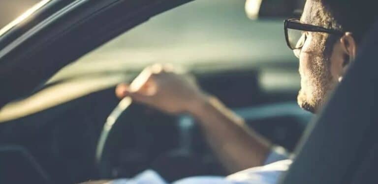 avkortning av forsikring - mann som kjører bil