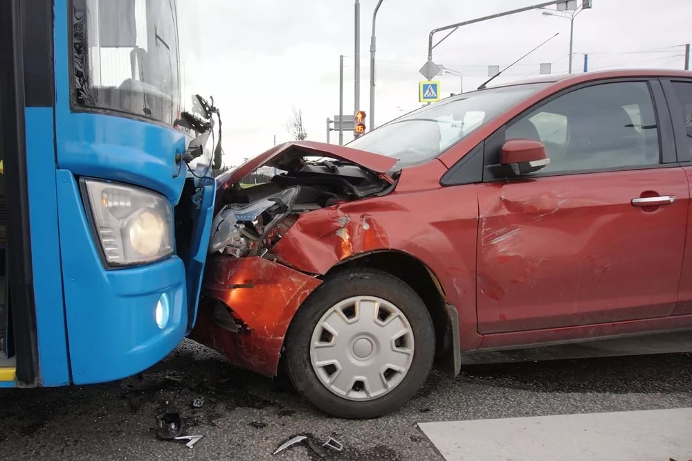 bussulykke - front mot front-kollisjon med en bil