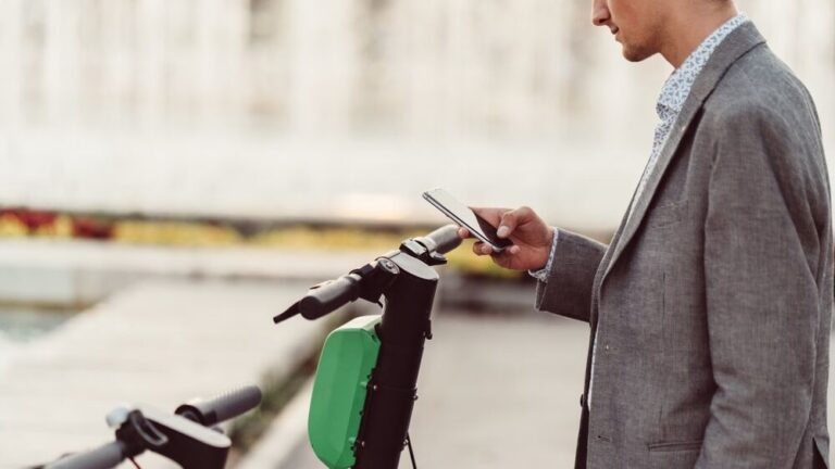 el-sparkesykkel - mann leier en