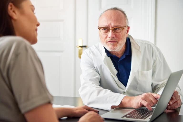 feilbehandling og feildiagnose - lege snakker med en pasient