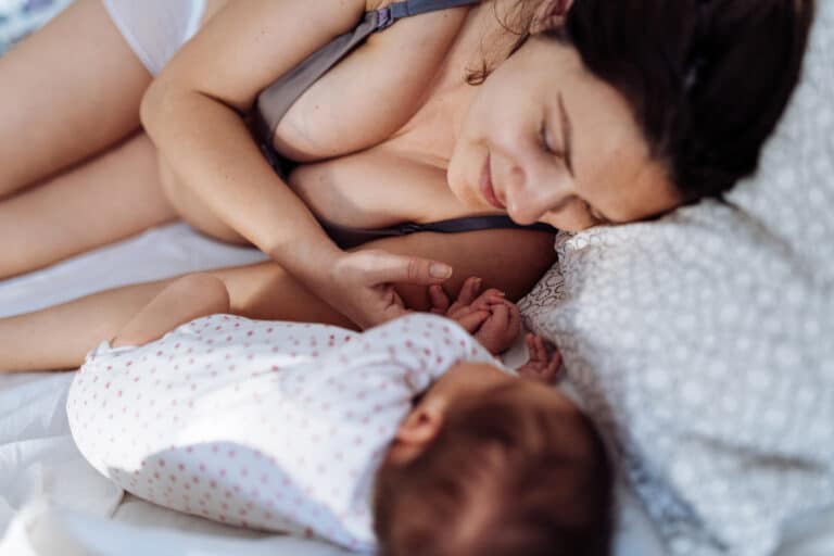 fødselsskade - kvinner duller med sitt barn