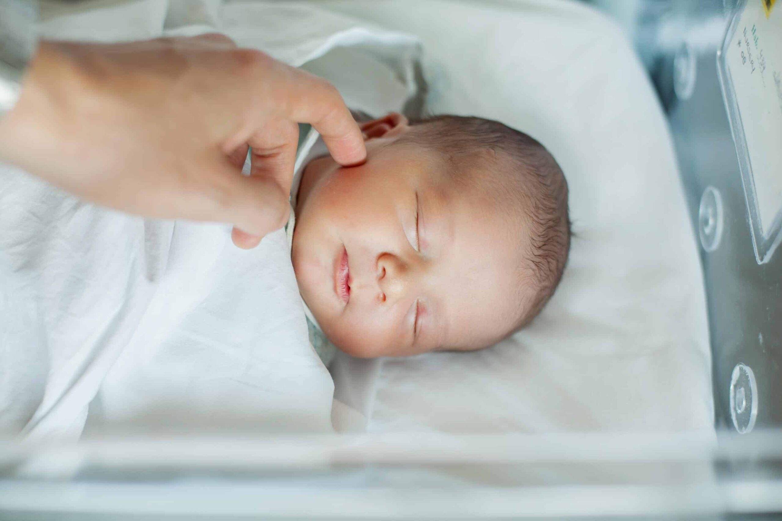 fødselsskade - en baby sover i en seng