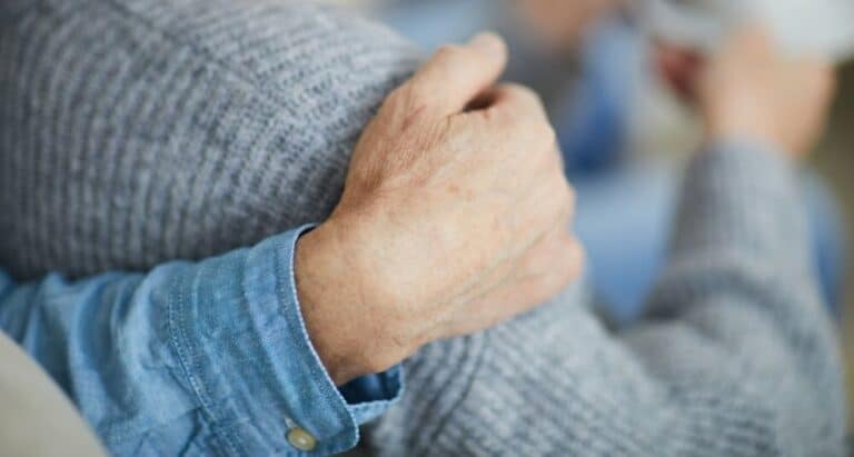 foreldelse ved yrkesskade - en hånd som holder på en skulder
