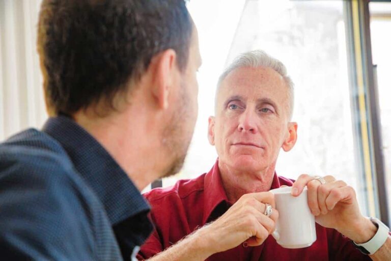 hjerneslag og erstatning - to personer som snakker sammen