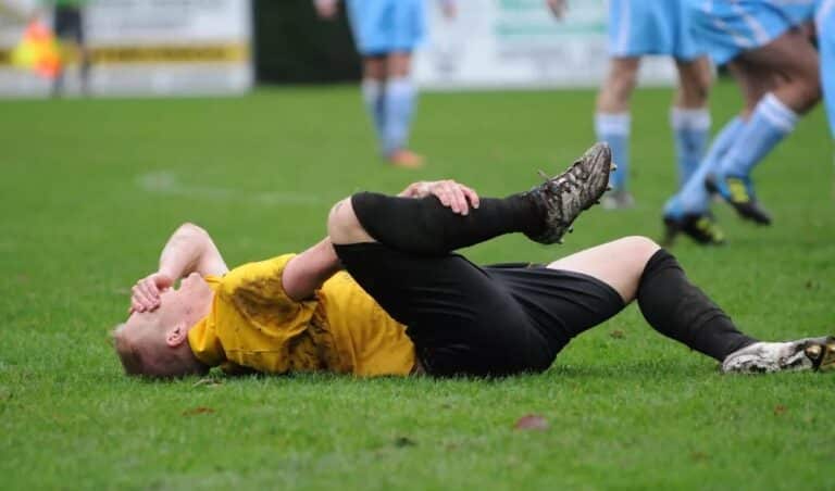 idrettsskade - fotballspiller som har vondt i ankelen