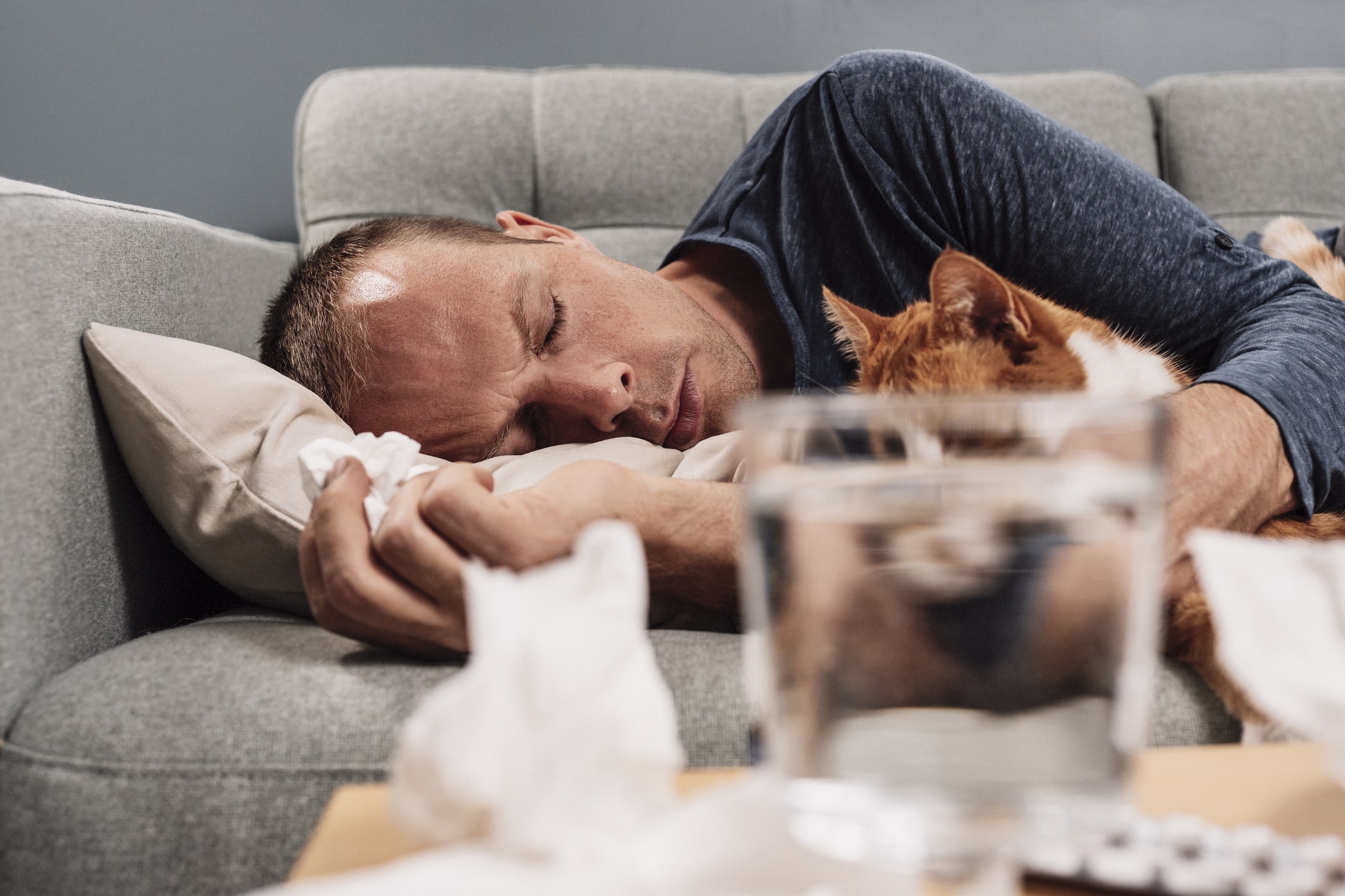 klage på pasientskadeerstatning - mann sover i en sofa