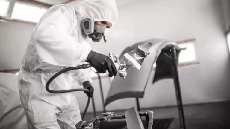 løsemiddelskade - mann lakkerer en bil