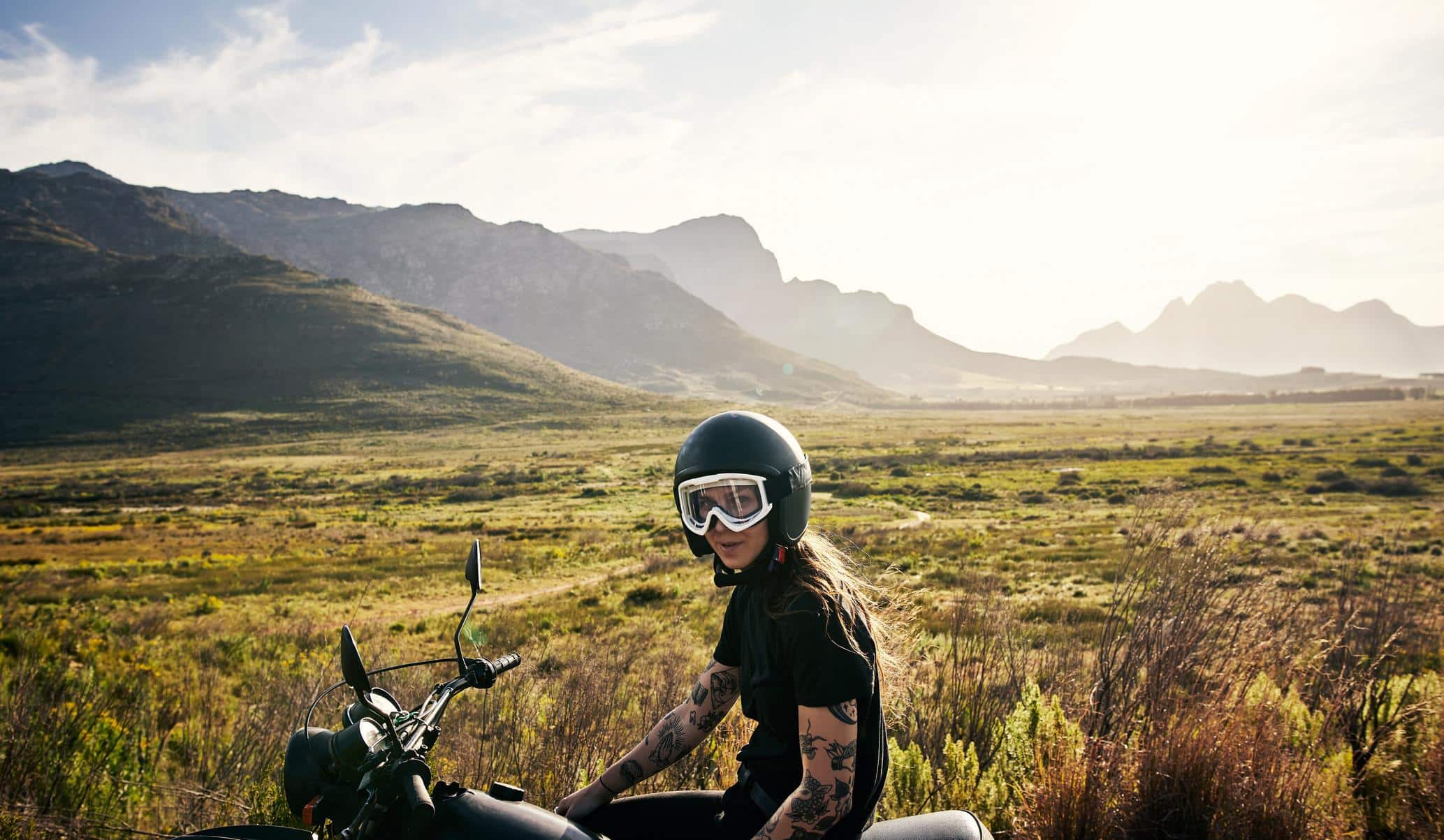 trafikkskade - mann sitter på en motorsykkel