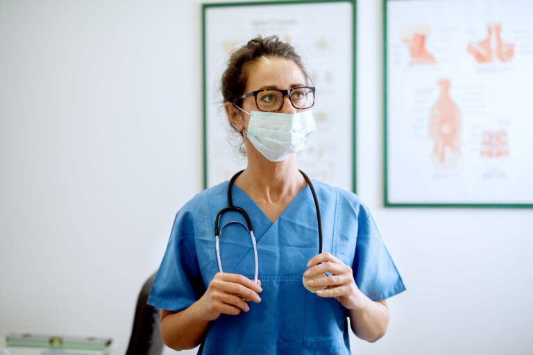 profesjonsansvarsforsikring - kvinnelig lege med munnbind