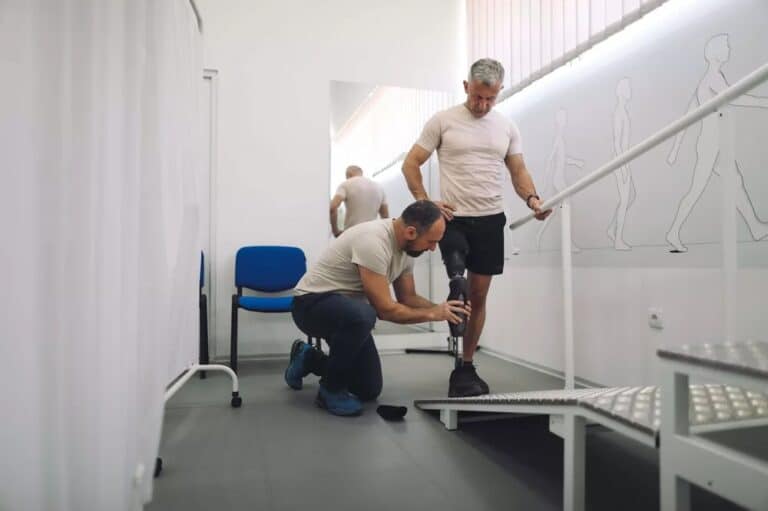 proteseskade - mann får satt på benprotese