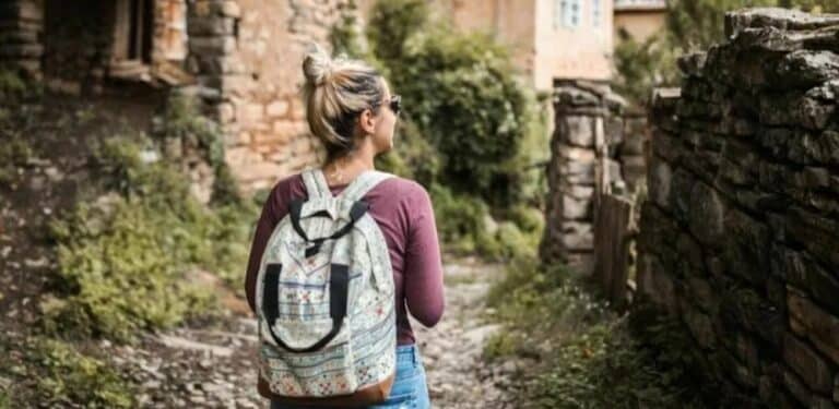 reiseforsikring - kvinne som er på tur
