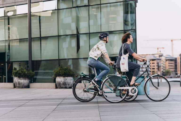 resultater trafikkskade - to personer sykler