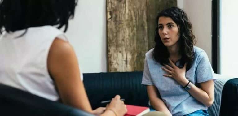 retthjelpsforsikring - to kvinner snakker sammen