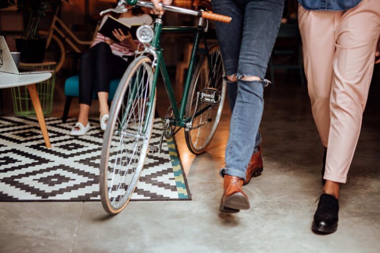 skade på vei til og fra jobb - personer med en sykkel