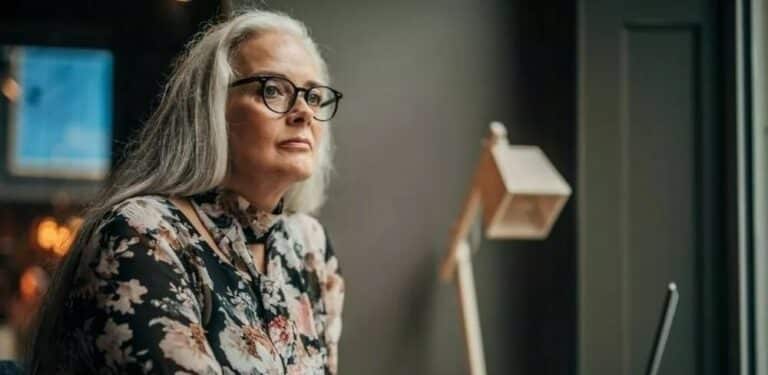 uføreforsikring - kvinne som myser ut i rommet