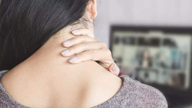 uføretrygd - dame holder seg til nakken