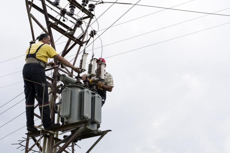 ulykkesforsikring - menn som jobber på en strømpåle