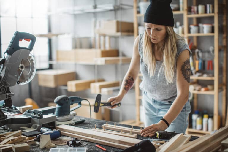 yrkesskade - dame arbeider med tre