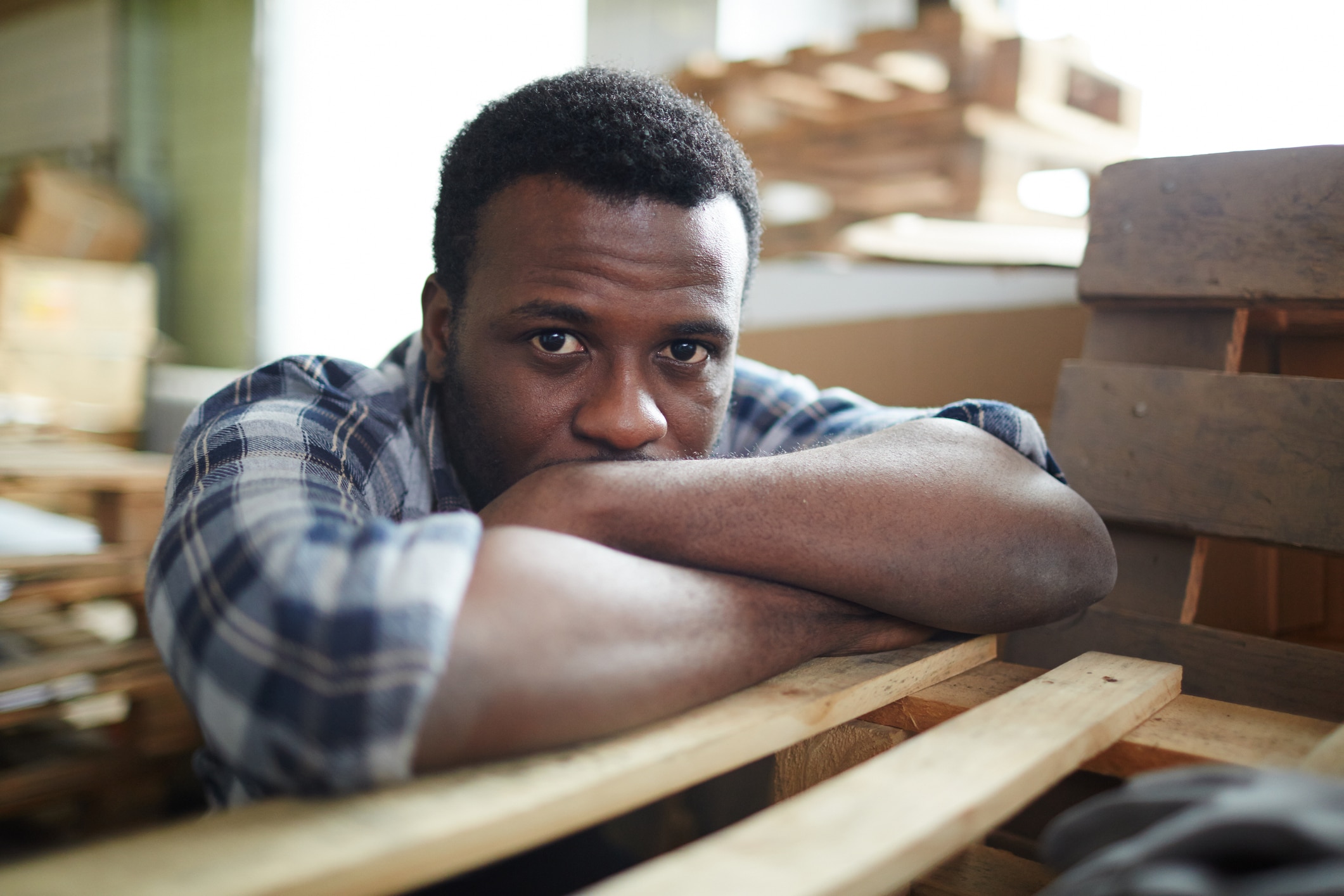 sykepenger fra nav - mann lener seg over noen planker