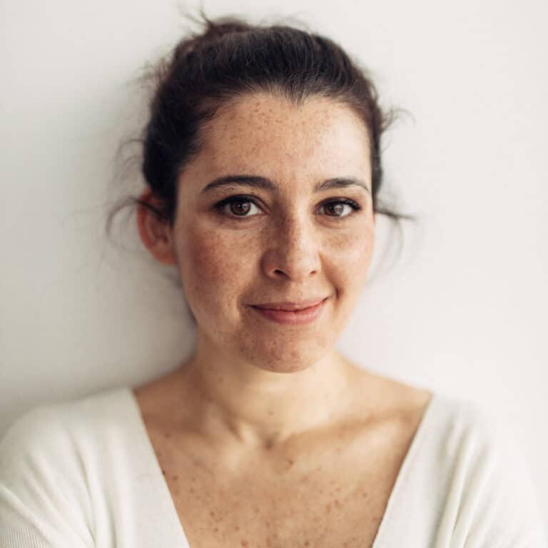 yrkesskadetrygd - kvinne ser i kamera