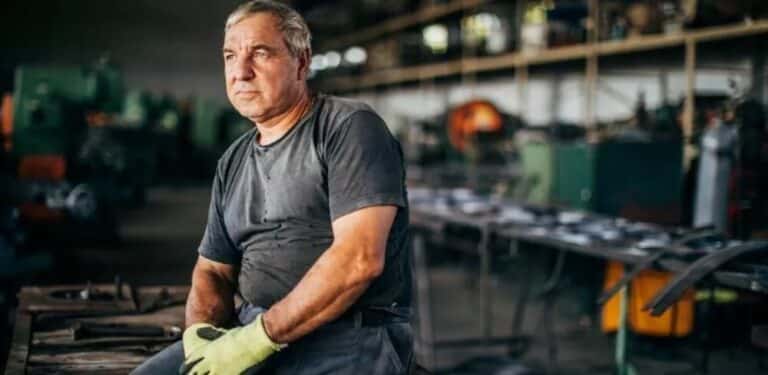 yrkessykdom - mann ser tankefullt ut mot horisonten