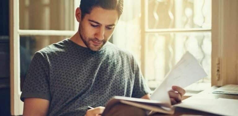 billighetserstatning - mann leser dokumenter