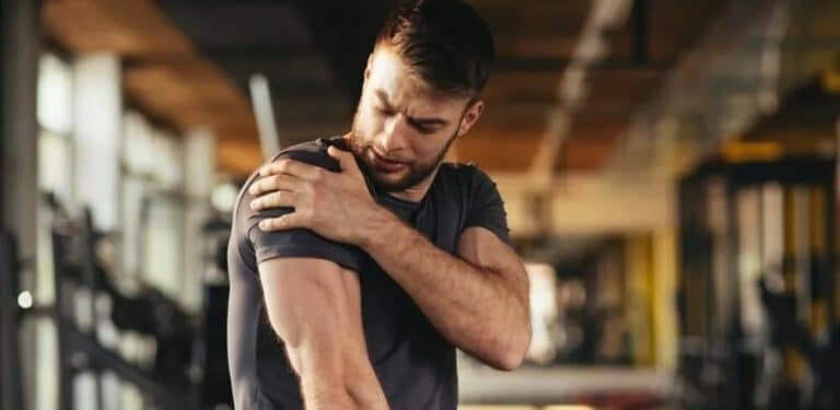 oppreisning - mann holder seg til skuldren