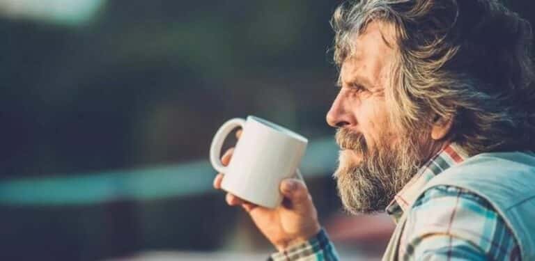 psykiske skader - mann drikker kaffe