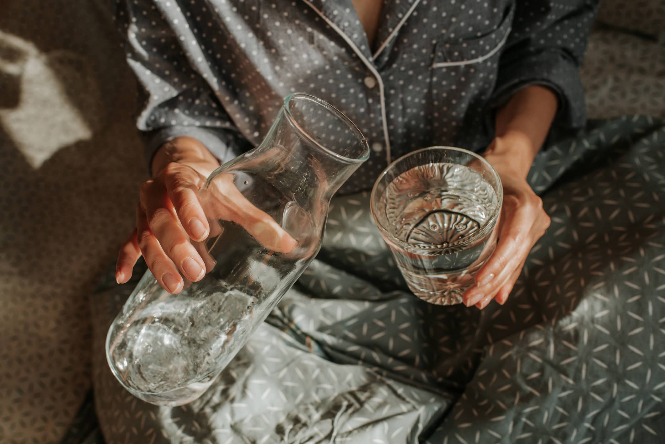 utgiftserstatning - noen som sjenker vann i et glass