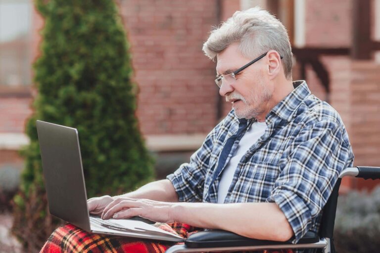 avslag fra statens pensjonskasse spk - mann i rullestol skriver på en pc