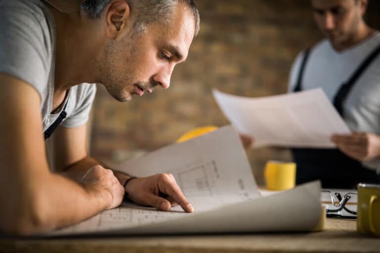 entreprisekontrakter - mann leser en kontrakt