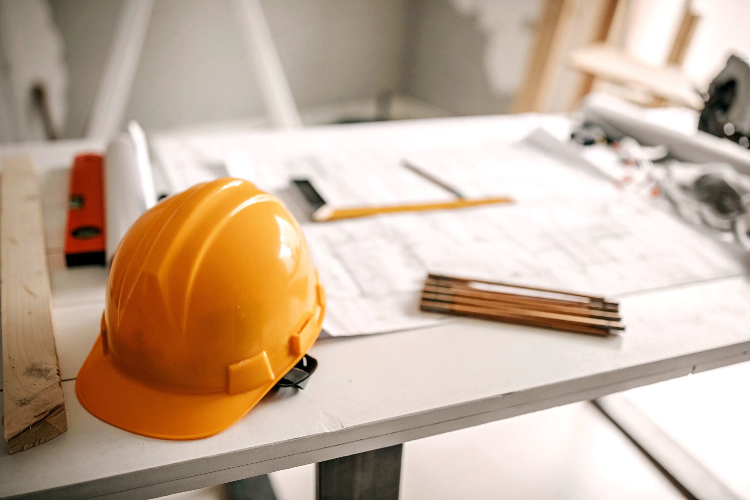 Totalentreprise Norske Standarder byggeplass bord med tegninger og utstyr interiør