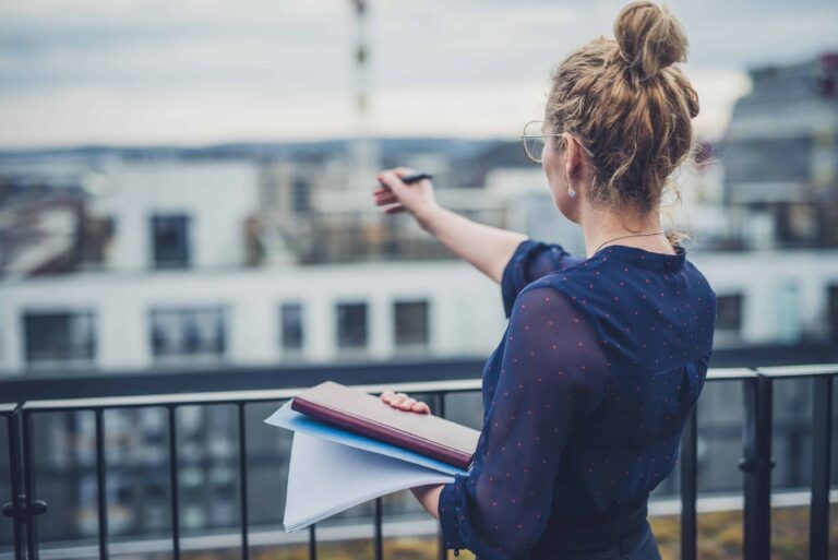 NS 8418, totalunderentreprise - kvinne måler ut i luften