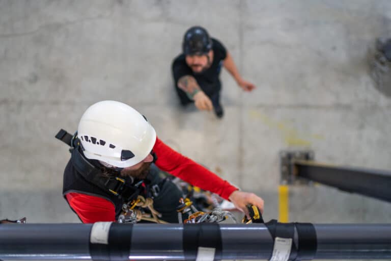 anskaffelser - mann skrur fast rør