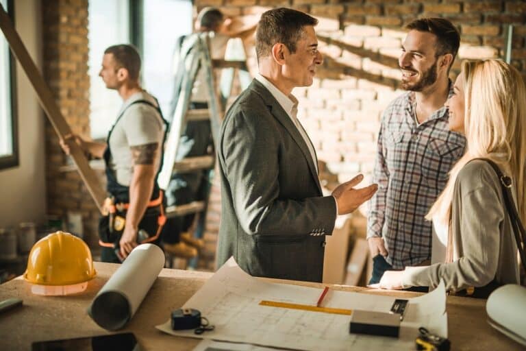 avbestillingsrett - personer som snakker sammen på en byggeplass