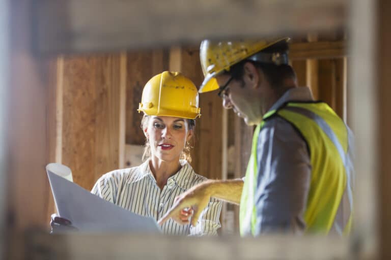 back-to-back-avtale - to personer snakker sammen på en byggeplass