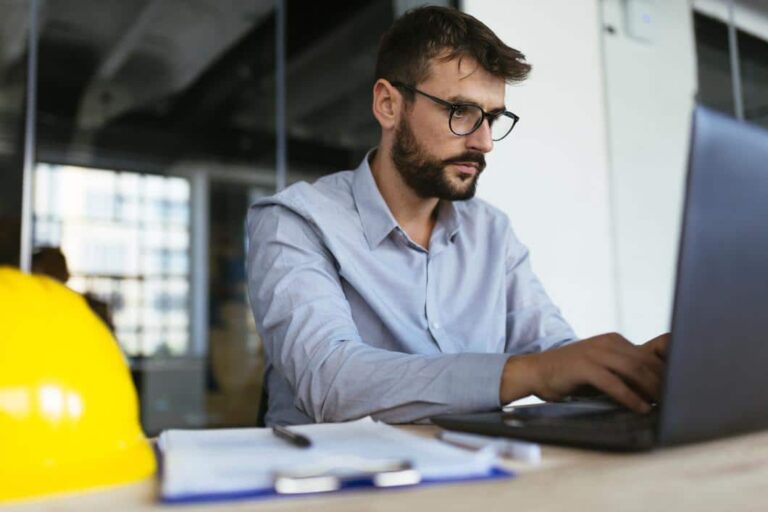 byggherreforskriften og SHA - mann jobber på en pc