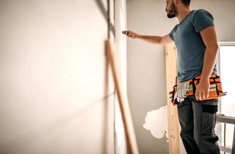 forbrukerentreprise - mann maler veggen