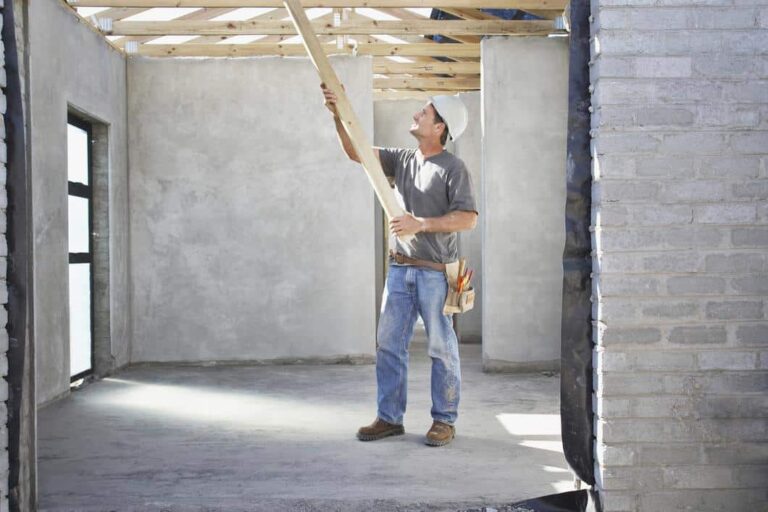 forsering og plunder - mann jobber på en byggeplass