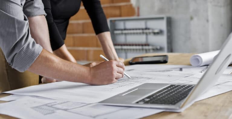 frister og preklusjon - folk som planlegger noe på et bord