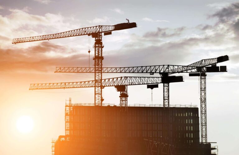 gjennomføringsfasen i byggeprosjekter - heisekraner rundt et bygg